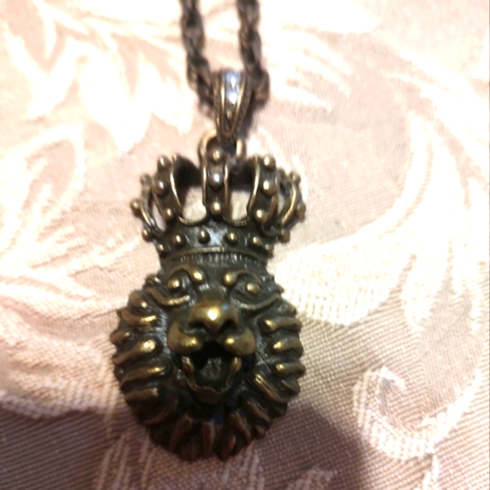 🦁Sensational Vtg 90's Antiqued Gold Brass & Rhinestone King Crown Lion Necklace - Picture 2 of 14